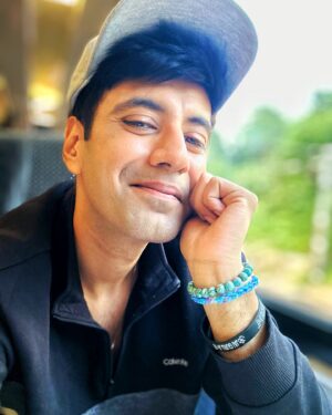 Karanvir Sharma Instagram - Main zindagi ki window seat pe ! 
Chala hoon apne dil ke beat pe. 
Kal se clean shave pe 
Aage rhyme nahi aata be. 

.
.
.
.
#Musafir #karanvirsharma #london #trains #trainjourney # travel #traveldiaries #london🇬🇧 #latergram