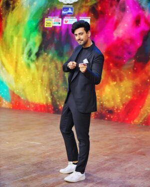 Karanvir Sharma Instagram - Host with the Most ?!

Stay tuned to @zeetv @zee5shows for #khaanagaanafungama today 5.30pm IST. 

I’m sure you’ll have as much fun as we did. 

📸- @pappu.gupta.549 

#karanvirsharma #karanvirsharma𓇼 #haider #rabbsehaidua #zeetv #zee5 #bollywood #host #fungames #challenge #liveevent #realityshows