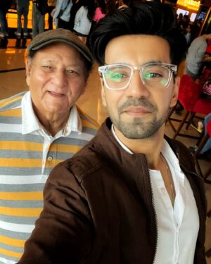 Karanvir Sharma Instagram - Happy Father’s Day Son ! ✊🏼 🍀 

.
.
.
.
.
#fathersday #kewalsharma #karanvirsharma #maalamaal