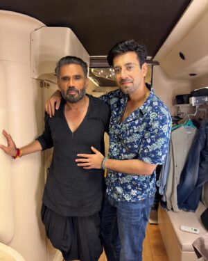 Karanvir Sharma Instagram - To friends like family. ✊🏼

I’m so glad to have come across you and have the opportunity to work with you @suniel.shetty . l, have never seen a more humble Super Star who is everready to adapt and learn. The energy you resonate on set is inspirational. Not only that. In a world where actors are pulling each other down. You take your team together. 
This shows how you’ve been brought up and a true mark of a man. 

Thank You for always being sooo supportive, I’ve still got a lot to learn from you. 

Here’s to many more memories with you Anna. 
I Stan You. I Love You 🫶 

Did anyone notice I stole his spectacles 🤓🤪

P.S @dir_prince_dhiman I, feel so proud of you brother. You’ve come a long way. I’m glad you are getting the right opportunities, finally. What you’ve done with Kesariveer is fantastic.
Looking forward to more good from you bhai. ✊🏼☀️

#blessed #truesuperstar #sunielshetty