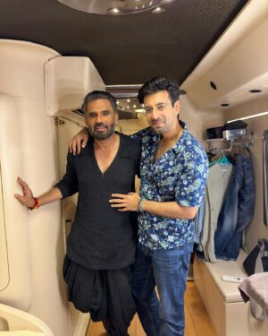 Karanvir Sharma Instagram - To friends like family. ✊🏼

I’m so glad to have come across you and have the opportunity to work with you @suniel.shetty . l, have never seen a more humble Super Star who is everready to adapt and learn. The energy you resonate on set is inspirational. Not only that. In a world where actors are pulling each other down. You take your team together. 
This shows how you’ve been brought up and a true mark of a man. 

Thank You for always being sooo supportive, I’ve still got a lot to learn from you. 

Here’s to many more memories with you Anna. 
I Stan You. I Love You 🫶 

Did anyone notice I stole his spectacles 🤓🤪

P.S @dir_prince_dhiman I, feel so proud of you brother. You’ve come a long way. I’m glad you are getting the right opportunities, finally. What you’ve done with Kesariveer is fantastic.
Looking forward to more good from you bhai. ✊🏼☀️

#blessed #truesuperstar #sunielshetty