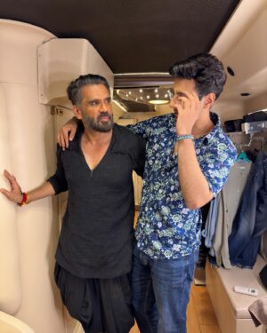 Karanvir Sharma Instagram - To friends like family. ✊🏼

I’m so glad to have come across you and have the opportunity to work with you @suniel.shetty . l, have never seen a more humble Super Star who is everready to adapt and learn. The energy you resonate on set is inspirational. Not only that. In a world where actors are pulling each other down. You take your team together. 
This shows how you’ve been brought up and a true mark of a man. 

Thank You for always being sooo supportive, I’ve still got a lot to learn from you. 

Here’s to many more memories with you Anna. 
I Stan You. I Love You 🫶 

Did anyone notice I stole his spectacles 🤓🤪

P.S @dir_prince_dhiman I, feel so proud of you brother. You’ve come a long way. I’m glad you are getting the right opportunities, finally. What you’ve done with Kesariveer is fantastic.
Looking forward to more good from you bhai. ✊🏼☀️

#blessed #truesuperstar #sunielshetty