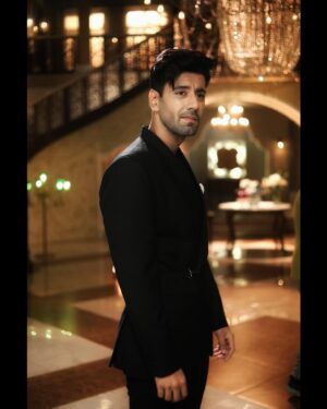 Karanvir Sharma Instagram - Haider 🦁 

नाम तो सुना होगा ! 

Thank You one and all for the unwavering support. 

Be it the makers, the team or the fans. 

Each one of you’ll have made me wake up every day to thrive and push my limits. 
And it’s safe to say … I have none. 😉 

Hoping to entertain you all again in a different more challenging act. Until then you can enjoy some throwback from the sets of Rabb Se Hai Dua 🤲 

Rab Rakha ! ☀️

#haider #rabbsehaidua #karanvirsharma #karanvirsharma𓇼 #zee5 #zee5shows #zee #zeetv