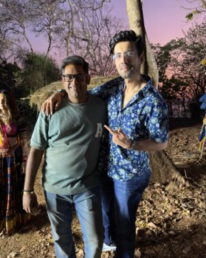 Karanvir Sharma Instagram - To friends like family. ✊🏼

I’m so glad to have come across you and have the opportunity to work with you @suniel.shetty . l, have never seen a more humble Super Star who is everready to adapt and learn. The energy you resonate on set is inspirational. Not only that. In a world where actors are pulling each other down. You take your team together. 
This shows how you’ve been brought up and a true mark of a man. 

Thank You for always being sooo supportive, I’ve still got a lot to learn from you. 

Here’s to many more memories with you Anna. 
I Stan You. I Love You 🫶 

Did anyone notice I stole his spectacles 🤓🤪

P.S @dir_prince_dhiman I, feel so proud of you brother. You’ve come a long way. I’m glad you are getting the right opportunities, finally. What you’ve done with Kesariveer is fantastic.
Looking forward to more good from you bhai. ✊🏼☀️

#blessed #truesuperstar #sunielshetty