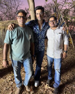Karanvir Sharma Instagram - To friends like family. ✊🏼

I’m so glad to have come across you and have the opportunity to work with you @suniel.shetty . l, have never seen a more humble Super Star who is everready to adapt and learn. The energy you resonate on set is inspirational. Not only that. In a world where actors are pulling each other down. You take your team together. 
This shows how you’ve been brought up and a true mark of a man. 

Thank You for always being sooo supportive, I’ve still got a lot to learn from you. 

Here’s to many more memories with you Anna. 
I Stan You. I Love You 🫶 

Did anyone notice I stole his spectacles 🤓🤪

P.S @dir_prince_dhiman I, feel so proud of you brother. You’ve come a long way. I’m glad you are getting the right opportunities, finally. What you’ve done with Kesariveer is fantastic.
Looking forward to more good from you bhai. ✊🏼☀️

#blessed #truesuperstar #sunielshetty