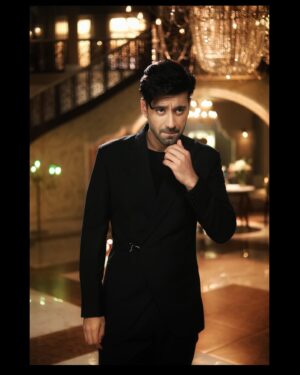 Karanvir Sharma Instagram - Haider 🦁 

नाम तो सुना होगा ! 

Thank You one and all for the unwavering support. 

Be it the makers, the team or the fans. 

Each one of you’ll have made me wake up every day to thrive and push my limits. 
And it’s safe to say … I have none. 😉 

Hoping to entertain you all again in a different more challenging act. Until then you can enjoy some throwback from the sets of Rabb Se Hai Dua 🤲 

Rab Rakha ! ☀️

#haider #rabbsehaidua #karanvirsharma #karanvirsharma𓇼 #zee5 #zee5shows #zee #zeetv