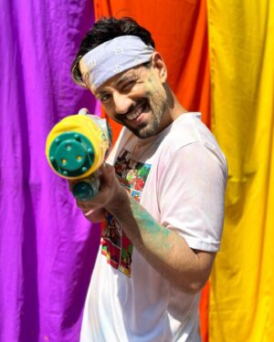 Karanvir Sharma Instagram - 🩵💚💛🧡🩷💙💜

.
.
.
.
.
.
#holi #holi2024 #holifestival #karanvitsharma #balamoichkari #karanvirsharma #kvians