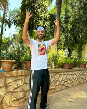 Karanvir Sharma Instagram - 🩵💚💛🧡🩷💙💜

.
.
.
.
.
.
#holi #holi2024 #holifestival #karanvitsharma #balamoichkari #karanvirsharma #kvians