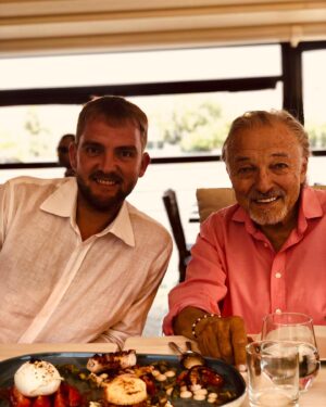 Karel Gott Instagram - Dva úsměvy jsou vždycky lepší než jeden a nedělní odpoledne je na setkávání jako dělané. Tak jsme se sešli. Ať máte co nejvíc úsměvů celý příští týden.