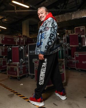 Karel Gott Instagram - Milí přátelé, vaše včerejší vřelé přivítání na koncertě Leoše Mareše v O2 aréně je pro mě nezapomenutelné! 🤩Tento večer mě naplnil energií a přinesl mi mnoho radosti na hodně dlouho. 😍Díky Leoši za pozvání a velká gratulace k tříkrát vyprodané aréně. 👍Ještě musím hodně cvičit.😉Děkuji za fotografie @petrkozlik_photo @thebrandsprague @lbm_parizska #balenciaga #vetements #versace #lbmparizska #thebrandsprague #trikoncerty #leosmares #karelgott #outfitofthenight #dusanchrastek #petrkozlikphotographer #danielpasekhairstylist