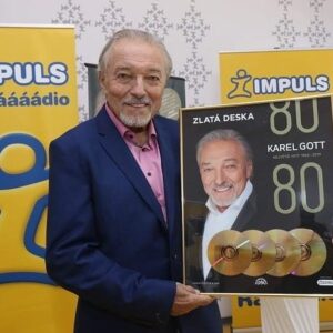 Karel Gott Instagram - Děkuji všem, kteří jste si zakoupili můj nejnovější 4CD box největších hitů 🎶, který jsme včera pokřtili 🥂. Díky vašemu zájmu jsem za album získal zlatou desku, na což jsem moc hrdý 🙏. #impuls #raaaadio #supraphon #supraphonline