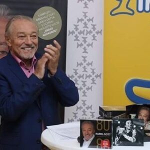 Karel Gott Instagram - Děkuji všem, kteří jste si zakoupili můj nejnovější 4CD box největších hitů 🎶, který jsme včera pokřtili 🥂. Díky vašemu zájmu jsem za album získal zlatou desku, na což jsem moc hrdý 🙏. #impuls #raaaadio #supraphon #supraphonline
