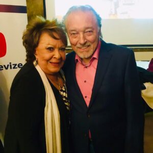 Karel Gott Instagram - Tak jsem si myslel, že už Jiřinu po těch 57 letech znám, ale musím říct, že mě stále svými výkony překvapuje. V této herecké poloze psychothrilleru Klec jsem Jiřinu doposud neznal. Spolu s Kryštofem Hádkem ve svých rolích doslova excelovali a hráli velmi věrohodně. Byl jsem do děje tak vtažen, že jsem ji měl chuť celý večer před Kryštofem chránit. Kryštof je ale velký talent a sympaťák! Má být po kom, protože včera jsem poznal i jeho rodiče. Prožili jsme krásný večer ve skvělé společnosti a zároveň oslavili narozeniny Jiřiny. 
#klec#uzasnyvecer#narozeninyjirinybohdalove
