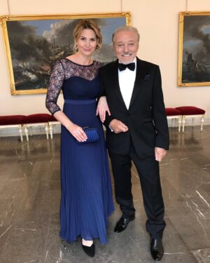 Karel Gott Instagram - V neděli večer jsem ve Španělském sále Pražského hradu získal mezinárodní cenu Trebbia za přínos k dialogu národních kultur. Jsem velmi polichocen a zároveň jsem hrdý na to, že mé písně těší posluchače i v zahraničí. 
@lbm_parizska #bottegaveneta @ermenegildozegnaczteam #ermenegildozegna #parizska18