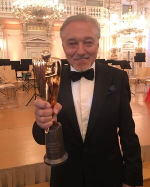Karel Gott Instagram - V neděli večer jsem ve Španělském sále Pražského hradu získal mezinárodní cenu Trebbia za přínos k dialogu národních kultur. Jsem velmi polichocen a zároveň jsem hrdý na to, že mé písně těší posluchače i v zahraničí. 
@lbm_parizska #bottegaveneta @ermenegildozegnaczteam #ermenegildozegna #parizska18