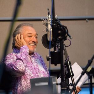 Karel Gott Instagram - Píseň Jdi za štěstím patří k těm zásadním v mém repertoáru. Před pár dny jsem ji nově nahrál se Symfonickým orchestrem Českého rozhlasu. Byl to pro mě svátek, o který se s vámi rád, společně s Českým rozhlasem Dvojka, podělím v den mých narozenin.