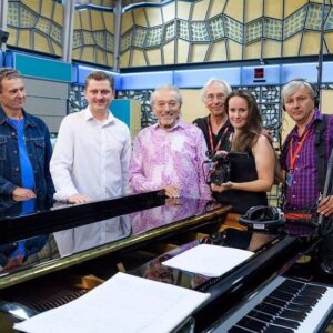 Karel Gott Instagram - Píseň Jdi za štěstím patří k těm zásadním v mém repertoáru. Před pár dny jsem ji nově nahrál se Symfonickým orchestrem Českého rozhlasu. Byl to pro mě svátek, o který se s vámi rád, společně s Českým rozhlasem Dvojka, podělím v den mých narozenin.