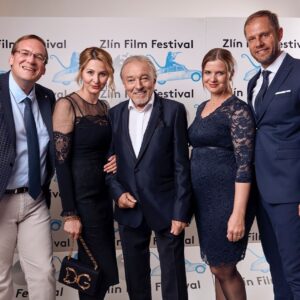 Karel Gott Instagram - Děkuji za další krásnou cenu do sbírky. 🙏
#zlinfilmfestival #zlatystrevicek @dolcegabbanacz #parizska28 #dolcegabbanacz  #tehotnamluvci