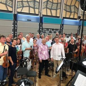 Karel Gott Instagram - Píseň Jdi za štěstím patří k těm zásadním v mém repertoáru. Před pár dny jsem ji nově nahrál se Symfonickým orchestrem Českého rozhlasu. Byl to pro mě svátek, o který se s vámi rád, společně s Českým rozhlasem Dvojka, podělím v den mých narozenin.