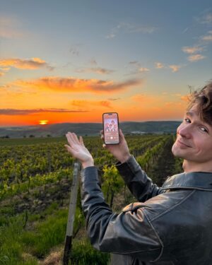 Karel Kovář Instagram - Prodloužený víkend, Morava, přátelé, víno, cimbál, láska... Co víc si přát? 🍷❤️‍🔥