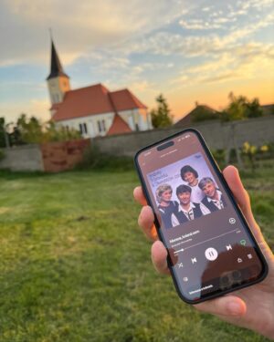 Karel Kovář Instagram - Prodloužený víkend, Morava, přátelé, víno, cimbál, láska... Co víc si přát? 🍷❤️‍🔥