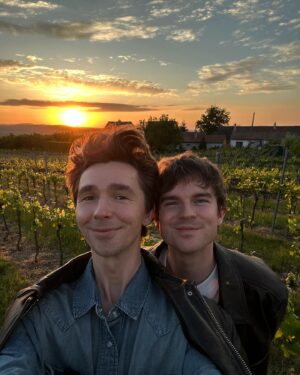 Karel Kovář Instagram - Prodloužený víkend, Morava, přátelé, víno, cimbál, láska... Co víc si přát? 🍷❤️‍🔥