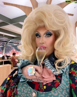 Karen From Finance Instagram - Flying in style! Papped on the plane in images 2 & 3 by @phamstapham 📸 ✈️ 🥂