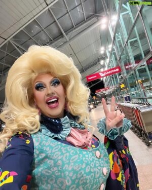 Karen From Finance Instagram - Flying in style! Papped on the plane in images 2 & 3 by @phamstapham 📸 ✈️ 🥂