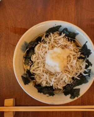 Karen Takizawa Instagram - ドラマの撮影合間はだいたいの決まってみな実さんと蕎麦食べにいきました☺️(まゆは撮影中😭)

おいしいお蕎麦屋さんたくさん知っていて、
あとは自分の知識になかった場所で撮影させていただく時は、お蕎麦屋さんを探して行ったりしています🔍

そこまでしても好きな蕎麦です。

蕎麦だいすきな3人(まゆ、みなみさん、わたし)なので話が合ってよかったです🥰

今日はしらすのおろし蕎麦を食べました。

美味しかったです、ほんとに🙂‍↕️♡

ドラマ撮影もたのしく写真とっているので、
また言いますね✨