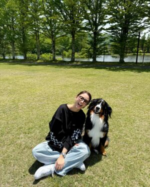 Karen Takizawa Instagram - テラ独り占めの１日でした☺️

我の家には３匹のワンコたちが生活しているので、いつもは３匹一斉に楽しんでいるのですが、真ん中の年齢を暮らすテラにはたくさん我慢させていることもある気がします🥹

なのでこの日はテラと思いっきり遊ぶ日✨

これをたまに一匹ずつ、一匹を思い溢れるままに独り占めさせてもらうことをしてます😘
つまりテラのターンということです。

テラは3匹の中で一番落ち着いていて、人間の感覚を隅々まで理解してくれるこです♡

こんなに何もしなくてもいいの？！とたまに
心配になるくらいの、おりこおさんです。

マカロンももうおじいちゃんながらに元気ですかというか、神社がワンコ中のワンコなので、ほんとに暴れん坊でいっつも家具のひとつを破壊寸前なので、テラの大人しさを炊き上げてるのかもしれません😂

そんなおじい犬と暴れん坊犬のあいだで、
一定の冷静を維持するテラなのです🥹

この日は思いっきり散歩して、赤ちゃんにもどったように私も楽しかったです♡

3匹たちには、
春夏秋冬を知らせいつまでも見せてあげたいです。🌻