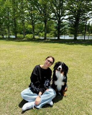 Karen Takizawa Instagram - テラ独り占めの１日でした☺️

我の家には３匹のワンコたちが生活しているので、いつもは３匹一斉に楽しんでいるのですが、真ん中の年齢を暮らすテラにはたくさん我慢させていることもある気がします🥹

なのでこの日はテラと思いっきり遊ぶ日✨

これをたまに一匹ずつ、一匹を思い溢れるままに独り占めさせてもらうことをしてます😘
つまりテラのターンということです。

テラは3匹の中で一番落ち着いていて、人間の感覚を隅々まで理解してくれるこです♡

こんなに何もしなくてもいいの？！とたまに
心配になるくらいの、おりこおさんです。

マカロンももうおじいちゃんながらに元気ですかというか、神社がワンコ中のワンコなので、ほんとに暴れん坊でいっつも家具のひとつを破壊寸前なので、テラの大人しさを炊き上げてるのかもしれません😂

そんなおじい犬と暴れん坊犬のあいだで、
一定の冷静を維持するテラなのです🥹

この日は思いっきり散歩して、赤ちゃんにもどったように私も楽しかったです♡

3匹たちには、
春夏秋冬を知らせいつまでも見せてあげたいです。🌻