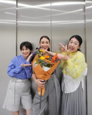 Karen Takizawa Instagram - こんばんは🙂‍↕️

大好きな夏子さんとホラン千秋さんとお仕事が重なった日...💎

こんな嬉しい日はなかなかないです☺️

そうこうしてると急に、夏子さんとホランさんが花束と歌声添えで入ってきてくれました、
楽屋に💐

うれしいなあ☺️🤝🏻

手ぶらですでに嬉しいのに、さらにお花と共に"一旦おめでとう"と、続きを感じさせる言い方でした。

いてくれるだけで幸せなのに、
結局喜ばせてまでくれる私の周りです🥹

写真を撮りたくても大爆笑してしまったり撮影しながら話が始まっちゃったりするので、いつも100枚撮ったとしてもみなさまにお見せできるのは6枚以下です😂

お花ほんとにありがとうございました🩵
ただの大好きっ🤝🏻🩷☺️