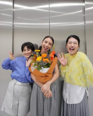 Karen Takizawa Instagram - こんばんは🙂‍↕️

大好きな夏子さんとホラン千秋さんとお仕事が重なった日...💎

こんな嬉しい日はなかなかないです☺️

そうこうしてると急に、夏子さんとホランさんが花束と歌声添えで入ってきてくれました、
楽屋に💐

うれしいなあ☺️🤝🏻

手ぶらですでに嬉しいのに、さらにお花と共に"一旦おめでとう"と、続きを感じさせる言い方でした。

いてくれるだけで幸せなのに、
結局喜ばせてまでくれる私の周りです🥹

写真を撮りたくても大爆笑してしまったり撮影しながら話が始まっちゃったりするので、いつも100枚撮ったとしてもみなさまにお見せできるのは6枚以下です😂

お花ほんとにありがとうございました🩵
ただの大好きっ🤝🏻🩷☺️