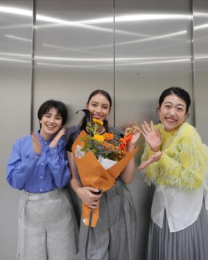 Karen Takizawa Instagram - こんばんは🙂‍↕️

大好きな夏子さんとホラン千秋さんとお仕事が重なった日...💎

こんな嬉しい日はなかなかないです☺️

そうこうしてると急に、夏子さんとホランさんが花束と歌声添えで入ってきてくれました、
楽屋に💐

うれしいなあ☺️🤝🏻

手ぶらですでに嬉しいのに、さらにお花と共に"一旦おめでとう"と、続きを感じさせる言い方でした。

いてくれるだけで幸せなのに、
結局喜ばせてまでくれる私の周りです🥹

写真を撮りたくても大爆笑してしまったり撮影しながら話が始まっちゃったりするので、いつも100枚撮ったとしてもみなさまにお見せできるのは6枚以下です😂

お花ほんとにありがとうございました🩵
ただの大好きっ🤝🏻🩷☺️