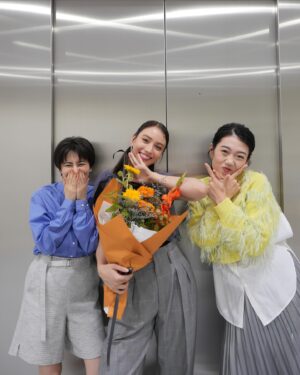 Karen Takizawa Instagram - こんばんは🙂‍↕️

大好きな夏子さんとホラン千秋さんとお仕事が重なった日...💎

こんな嬉しい日はなかなかないです☺️

そうこうしてると急に、夏子さんとホランさんが花束と歌声添えで入ってきてくれました、
楽屋に💐

うれしいなあ☺️🤝🏻

手ぶらですでに嬉しいのに、さらにお花と共に"一旦おめでとう"と、続きを感じさせる言い方でした。

いてくれるだけで幸せなのに、
結局喜ばせてまでくれる私の周りです🥹

写真を撮りたくても大爆笑してしまったり撮影しながら話が始まっちゃったりするので、いつも100枚撮ったとしてもみなさまにお見せできるのは6枚以下です😂

お花ほんとにありがとうございました🩵
ただの大好きっ🤝🏻🩷☺️