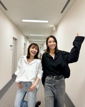 Karen Takizawa Instagram - ドラマ撮影でしょっちゅう会う、みな実さん☺️(もちろんまゆちんも！)

そんなふたりが、お誕生日もお祝いしてくださったり、なんと誕生日プレゼント🎁もくれたりしていただきました🎁🥹

絶対に絶対に、忙しいはずなのに
しっかり日にちに一番近い日にプレゼントを二人の考えて考えたなりのサプライズをしてくれました。

それが、もうほんとに驚きで嬉しくて😂！

わたしが誕生日と、ドラマの大変な時期が重なり合ってることをあまりにも申し訳ないんだ、と話をしていたせいです😭

とにかく恥をかくことない形で、
私に嬉しをくださったまゆちんとみな実さんにありがとうございます🙇🏼

そしてスタッフさんたちも忙しいにもっと決まってるのにありがとうございました😭✨

この日は、みな実さんからプレゼントでいただいたシャツが、みな実さんも持っていて一緒に着た日が同じ日だった日です☺️
かわいい私が大好きなシャツを選んでくれていたようです🥹

私たちは身長があまりにも違うので写真を撮る時、いつもおっきな自分にびっくり🤭しつつ
いい写真撮れました🙂‍↕️

まゆちんはご帰宅後だったので、
いなくてごめんなさい🙇🏼‍♀️まゆちんからは家で大活躍中のグッズをた〜くさん頂きました🥹🎁

ほんとにありがとうだよ🥹🤝🏻🤝🏻🥹🥹

ドラマ撮影は毎度一日たっぷりありますが、
その時間分、いつもまゆちんとみな実さんが楽しませてくれます☺️

話はいつだって飛び飛びで、
"だからなんだ"って話も2人はたくさん聞いてくれますし、話してきます。

でもそんな話ができるのは仲良くなれている最中である証拠だったりして、ほんとに素敵ですよね☺️

ただ、とにかく楽しくて、たまらないってことが一番言いたいです。✨

おやすみなさい。