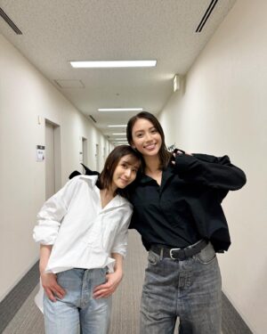 Karen Takizawa Instagram - ドラマ撮影でしょっちゅう会う、みな実さん☺️(もちろんまゆちんも！)

そんなふたりが、お誕生日もお祝いしてくださったり、なんと誕生日プレゼント🎁もくれたりしていただきました🎁🥹

絶対に絶対に、忙しいはずなのに
しっかり日にちに一番近い日にプレゼントを二人の考えて考えたなりのサプライズをしてくれました。

それが、もうほんとに驚きで嬉しくて😂！

わたしが誕生日と、ドラマの大変な時期が重なり合ってることをあまりにも申し訳ないんだ、と話をしていたせいです😭

とにかく恥をかくことない形で、
私に嬉しをくださったまゆちんとみな実さんにありがとうございます🙇🏼

そしてスタッフさんたちも忙しいにもっと決まってるのにありがとうございました😭✨

この日は、みな実さんからプレゼントでいただいたシャツが、みな実さんも持っていて一緒に着た日が同じ日だった日です☺️
かわいい私が大好きなシャツを選んでくれていたようです🥹

私たちは身長があまりにも違うので写真を撮る時、いつもおっきな自分にびっくり🤭しつつ
いい写真撮れました🙂‍↕️

まゆちんはご帰宅後だったので、
いなくてごめんなさい🙇🏼‍♀️まゆちんからは家で大活躍中のグッズをた〜くさん頂きました🥹🎁

ほんとにありがとうだよ🥹🤝🏻🤝🏻🥹🥹

ドラマ撮影は毎度一日たっぷりありますが、
その時間分、いつもまゆちんとみな実さんが楽しませてくれます☺️

話はいつだって飛び飛びで、
"だからなんだ"って話も2人はたくさん聞いてくれますし、話してきます。

でもそんな話ができるのは仲良くなれている最中である証拠だったりして、ほんとに素敵ですよね☺️

ただ、とにかく楽しくて、たまらないってことが一番言いたいです。✨

おやすみなさい。