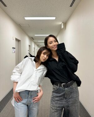 Karen Takizawa Instagram - ドラマ撮影でしょっちゅう会う、みな実さん☺️(もちろんまゆちんも！)

そんなふたりが、お誕生日もお祝いしてくださったり、なんと誕生日プレゼント🎁もくれたりしていただきました🎁🥹

絶対に絶対に、忙しいはずなのに
しっかり日にちに一番近い日にプレゼントを二人の考えて考えたなりのサプライズをしてくれました。

それが、もうほんとに驚きで嬉しくて😂！

わたしが誕生日と、ドラマの大変な時期が重なり合ってることをあまりにも申し訳ないんだ、と話をしていたせいです😭

とにかく恥をかくことない形で、
私に嬉しをくださったまゆちんとみな実さんにありがとうございます🙇🏼

そしてスタッフさんたちも忙しいにもっと決まってるのにありがとうございました😭✨

この日は、みな実さんからプレゼントでいただいたシャツが、みな実さんも持っていて一緒に着た日が同じ日だった日です☺️
かわいい私が大好きなシャツを選んでくれていたようです🥹

私たちは身長があまりにも違うので写真を撮る時、いつもおっきな自分にびっくり🤭しつつ
いい写真撮れました🙂‍↕️

まゆちんはご帰宅後だったので、
いなくてごめんなさい🙇🏼‍♀️まゆちんからは家で大活躍中のグッズをた〜くさん頂きました🥹🎁

ほんとにありがとうだよ🥹🤝🏻🤝🏻🥹🥹

ドラマ撮影は毎度一日たっぷりありますが、
その時間分、いつもまゆちんとみな実さんが楽しませてくれます☺️

話はいつだって飛び飛びで、
"だからなんだ"って話も2人はたくさん聞いてくれますし、話してきます。

でもそんな話ができるのは仲良くなれている最中である証拠だったりして、ほんとに素敵ですよね☺️

ただ、とにかく楽しくて、たまらないってことが一番言いたいです。✨

おやすみなさい。