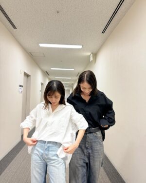 Karen Takizawa Instagram - ドラマ撮影でしょっちゅう会う、みな実さん☺️(もちろんまゆちんも！)

そんなふたりが、お誕生日もお祝いしてくださったり、なんと誕生日プレゼント🎁もくれたりしていただきました🎁🥹

絶対に絶対に、忙しいはずなのに
しっかり日にちに一番近い日にプレゼントを二人の考えて考えたなりのサプライズをしてくれました。

それが、もうほんとに驚きで嬉しくて😂！

わたしが誕生日と、ドラマの大変な時期が重なり合ってることをあまりにも申し訳ないんだ、と話をしていたせいです😭

とにかく恥をかくことない形で、
私に嬉しをくださったまゆちんとみな実さんにありがとうございます🙇🏼

そしてスタッフさんたちも忙しいにもっと決まってるのにありがとうございました😭✨

この日は、みな実さんからプレゼントでいただいたシャツが、みな実さんも持っていて一緒に着た日が同じ日だった日です☺️
かわいい私が大好きなシャツを選んでくれていたようです🥹

私たちは身長があまりにも違うので写真を撮る時、いつもおっきな自分にびっくり🤭しつつ
いい写真撮れました🙂‍↕️

まゆちんはご帰宅後だったので、
いなくてごめんなさい🙇🏼‍♀️まゆちんからは家で大活躍中のグッズをた〜くさん頂きました🥹🎁

ほんとにありがとうだよ🥹🤝🏻🤝🏻🥹🥹

ドラマ撮影は毎度一日たっぷりありますが、
その時間分、いつもまゆちんとみな実さんが楽しませてくれます☺️

話はいつだって飛び飛びで、
"だからなんだ"って話も2人はたくさん聞いてくれますし、話してきます。

でもそんな話ができるのは仲良くなれている最中である証拠だったりして、ほんとに素敵ですよね☺️

ただ、とにかく楽しくて、たまらないってことが一番言いたいです。✨

おやすみなさい。