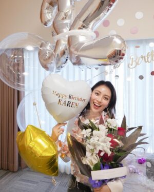 Karen Takizawa Instagram - 昨日で32歳に無事に健康に歳が上がりました☺️

ほんとに31歳から32歳になることは、気分としては、時計が5時から6時になるくらい自然でなんとも思わないような変わりようですが、逆にいったら5時にできなかったことが6時にできると思えば、なんだか変化したような気分になります✨

そんなこんなで、今年もたくさんのおめでとうをいただきました😆

わたしなんかのためにその5文字をわざわざ時間使って放ってくださるのは申し訳ないですが、やっぱり言われてみると嬉しくて幸せです。

なんてったって自分が生まれた日をおめでとうという明るい5文字で表現してくれるんですから。感謝します☺️🫶🏼

そして自分をこの地球に誕生させてくれた、
母親に一番強いおめでとうを言いたい日ですね🥰

たくさんたくさん祝っていただき
ありがとうございました🩷🌷

32歳、二つ足すと5でわたしの大好きな数字になるので、大好きな数字を一年共に歩いていきます🤝🏻✨