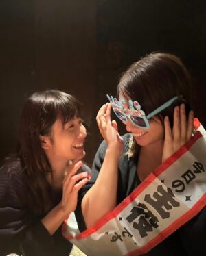 Karen Takizawa Instagram - まゆとみな実さんとごはんにおでかけした日🐟(夜ご飯のみ)

最後急にみなみさんがまゆに目を開いたり閉じたりし始めていて、何を一体しているんだろう？と思っていたら、、、

まゆがバッグからこのお祝い一直線のタスキとサングラス🕶️を出してくれて、祝ってくれました🥹✨

ありがとう、まゆとみなみさん🥹

ほとんどの1週間が３人に会うのに、
不思議です。

過ごしても過ごしても、話すことがあるんです🥰

毎日ちょっとずつ、私もまた素直になれる日が増えてきています。

ものすごい勢いで、話をして、まるで友達になる予定スケジュールに入っていたかのようにすんなり、友達道🛣️を歩けている気がします。

また、幸せです！

だって自分の人生を楽しくする旅人たちに出会えたから✨

今日もそんな2人は近くでドラマしてます☺️