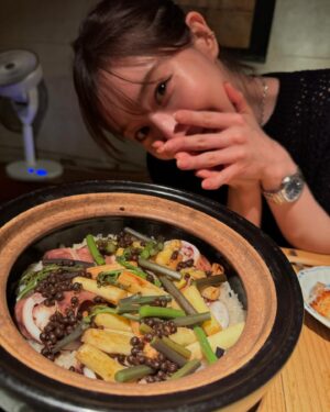 Karen Takizawa Instagram - まゆとみな実さんとごはんにおでかけした日🐟(夜ご飯のみ)

最後急にみなみさんがまゆに目を開いたり閉じたりし始めていて、何を一体しているんだろう？と思っていたら、、、

まゆがバッグからこのお祝い一直線のタスキとサングラス🕶️を出してくれて、祝ってくれました🥹✨

ありがとう、まゆとみなみさん🥹

ほとんどの1週間が３人に会うのに、
不思議です。

過ごしても過ごしても、話すことがあるんです🥰

毎日ちょっとずつ、私もまた素直になれる日が増えてきています。

ものすごい勢いで、話をして、まるで友達になる予定スケジュールに入っていたかのようにすんなり、友達道🛣️を歩けている気がします。

また、幸せです！

だって自分の人生を楽しくする旅人たちに出会えたから✨

今日もそんな2人は近くでドラマしてます☺️