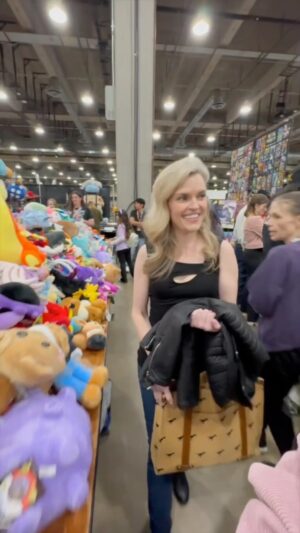 Kari Wahlgren Instagram - When I have a little extra time at conventions, I love to walk around the floor and see everything! There is so much art, collectibles, and really cool stuff! 💗

#conventions #walkthrough #behindthescenes