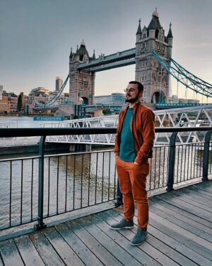 Karim Musa Instagram - Bisogna decidere: niente foto oppure solo foto pacchianissime sfondate di color correction abbestia.
Londra è bella.