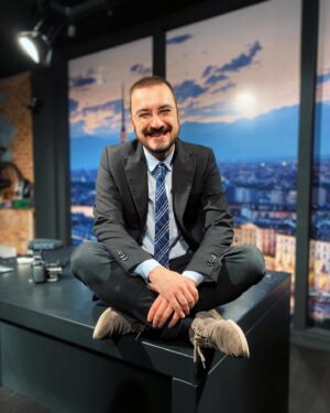 Karim Musa Instagram - L’ultima volta che ho messo piede nello studio di Milano hanno dichiarato la Lombardia zona Rossa.
Ora che sono (FINALMENTE PORCA EVA) tornato a girare, si vocifera un nuovo lockdown.
Inizio a pensare sia colpa mia.
Scusate.
Teniamo duro fino a lunedì, che esce il primo video della nuova stagione dello show.
Continuo a non sapere come sorridere.