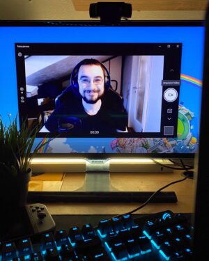 Karim Musa Instagram - Ma ciao.
È uscito un video, diciamo per rompere il ghiaccio su questo periodo.
Link in bio.

Avrei dovuto iniziare con lo show molto prima quest’anno, ma per ovvi motivi si è bloccato tutto.
Ne abbiamo registrati due durante l’esplosione delle zone rosse.
A livello di tempistiche però, non sapendo quando si ricomincerà a girare, non sappiamo quando pubblicarli (per non lasciare ulteriori buchi di tempo).
Speriamo con tutto il cuore il prima possibile.

Noterete anche gli scatoloni dietro di me.
Ero in pieno trasloco ed ho dovuto fermare tutto.
Ci sta, è la cosa meno grave.

Voi invece, come state?
Come ve la state passando?