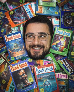 Karim Musa Instagram - È uscito un video in cui riassumo tutti i 62 libri della prima serie di Piccoli Brividi, in poche parole.

Godetevelo con calma, mettetevelo in sottofondo in spiaggia.
Ci rivediamo a settembre.

Ah, la foto di @lunamenodieci non è un fotomontaggio.

Grazie anche ad @capitantroll per avermi aiutato a scriverlo!