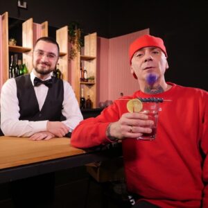 Karim Musa Instagram - Al Bar mi è venuto a trovare @j.axofficial 
Abbiamo parlato.
Abbiamo bevuto.
Ma solo analcolici.
Stasera alle 21 sul canale.