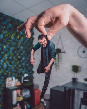 Karim Musa Instagram - "Tesoro, mi si è ristretto lo Youtuber"

O in alternativa: "Io e il mio cervello durante il processo creativo"

Scusami @lunamenodieci che ti faccio fare queste cose.