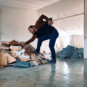 Karim Musa Instagram - Come ricorderete, a Settembre 2019 ho comprato un appartamento da ristrutturare.
Con il COVID di mezzo si sono allungati i tempi di lavoro e consegna, ma finalmente è finita.
Da quel giorno ho fatto una foto ad ogni traguardo:
-Buttato giù muri
-Ricostruiti e spostati
-Dipinto le pareti
-Montato la cucina
-Messa in posa del pavimento
-Finalmente viverci